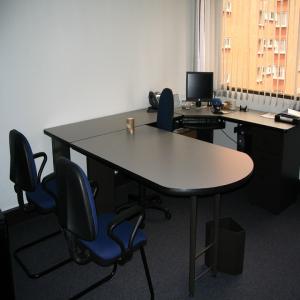 Puesto de Trabajo para Gerencia con superficies de trabajo en "C" 