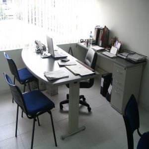 Puesto de Trabajo para Gerencia con superficies de trabajo independientes